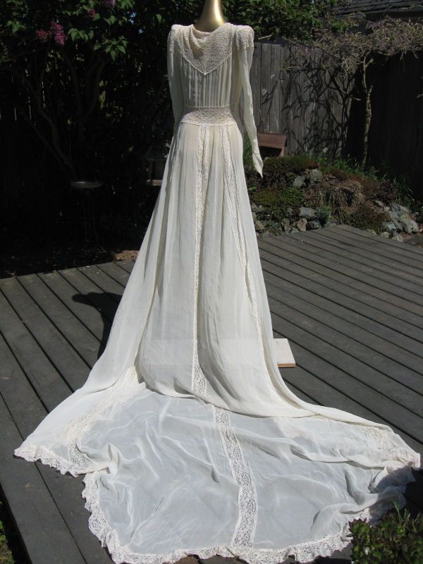   40s DIVINE SHEER W/ CHANTILLY LACE LONG TRAIN RUCHED WEDDING DRESS*S
