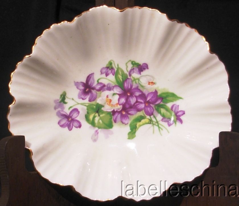 beautiful wee bowl proudly featuring a wonderful hand painted white