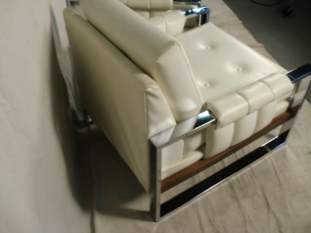 Pair Mid Century Modern Chrome/Vinyl Arm Chairs (0261)r.  